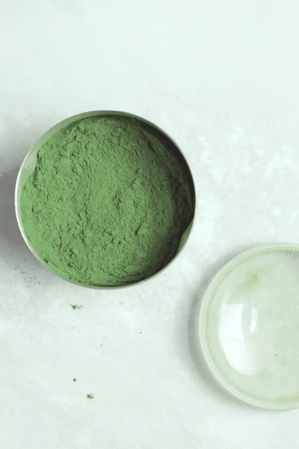 Spinach powder in container