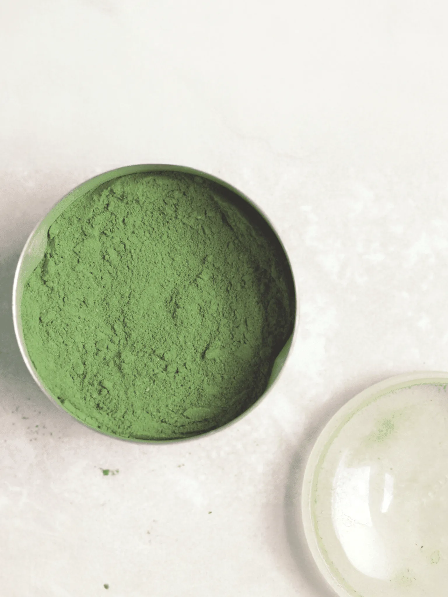 Spinach powder in container